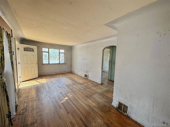 4th image of 4028 Batavia Place