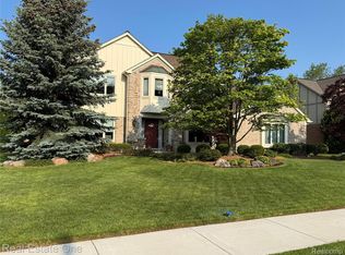 19239 Glen Eagles Dr, Livonia, MI 48152