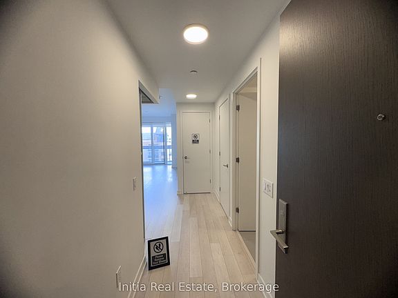 4th image of 39 Roehampton Ave #802