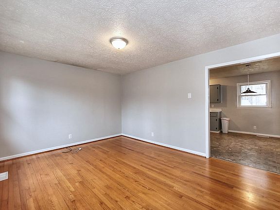 5th image of 236 Elmwood Ln