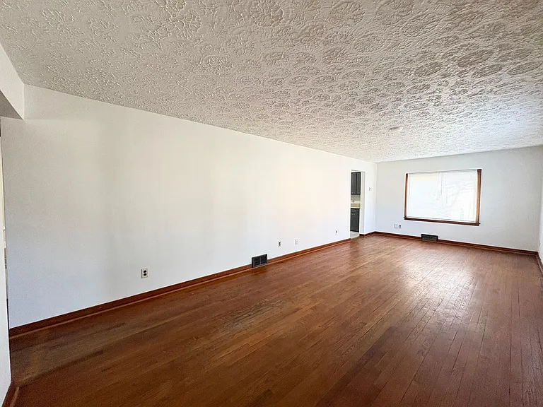 503 E Empire St — Photo 5