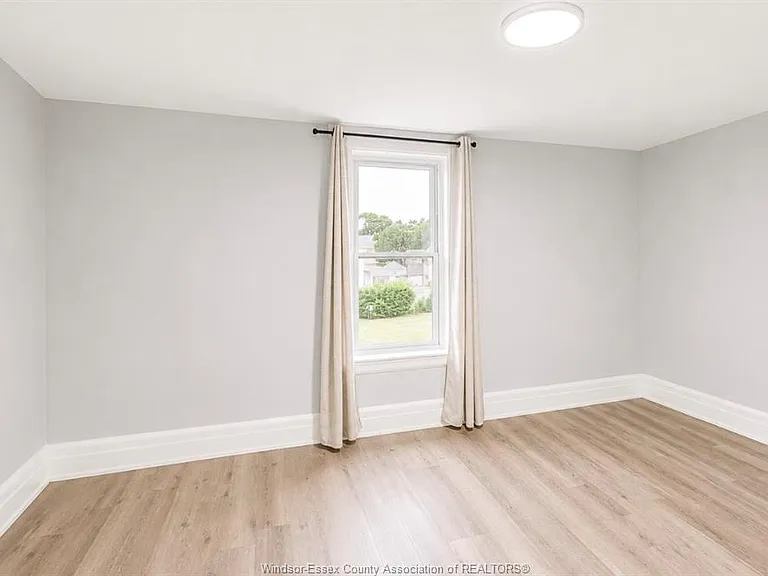 790 Marentette Ave — Photo 11