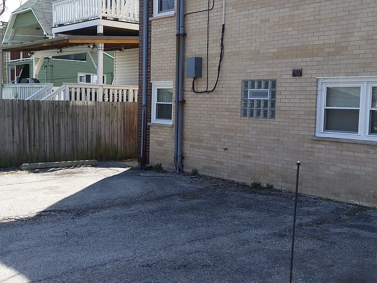 516 Circle Ave #8 — Photo 2