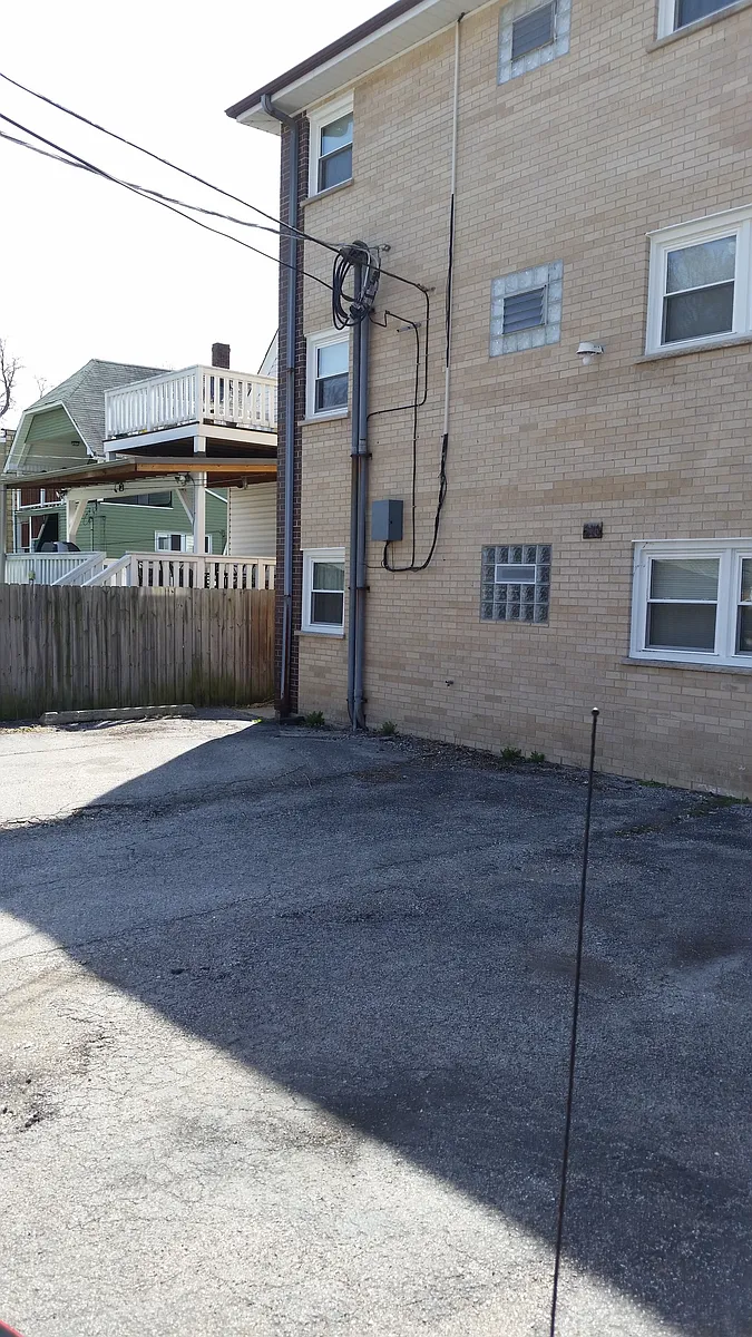 Building Photo - 516 Circle Ave #8