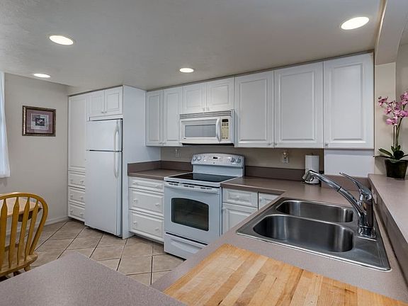 2nd image of 440 SW Seaview Ct #905