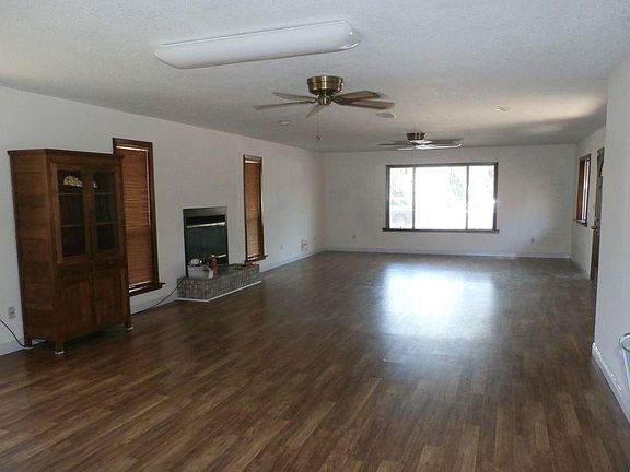 Grand, spacious open floor plan with ceiling fan