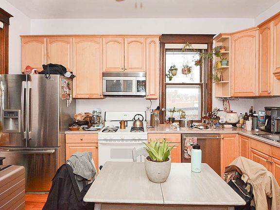 2nd image of 2627 W Walton St #4