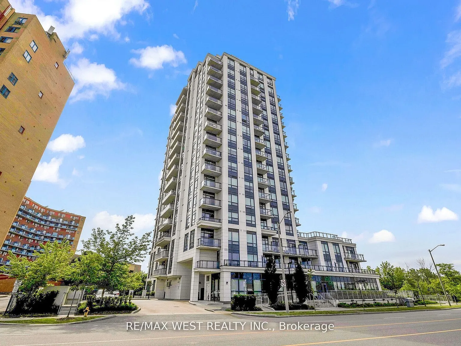 The Lexington Condominium — Photo 2