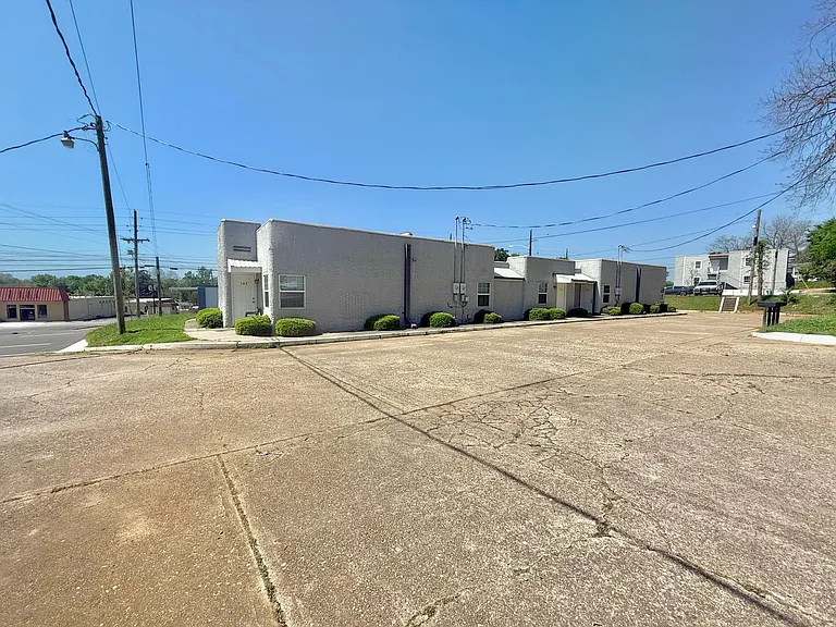 700 W Upshur Ave — Photo 3