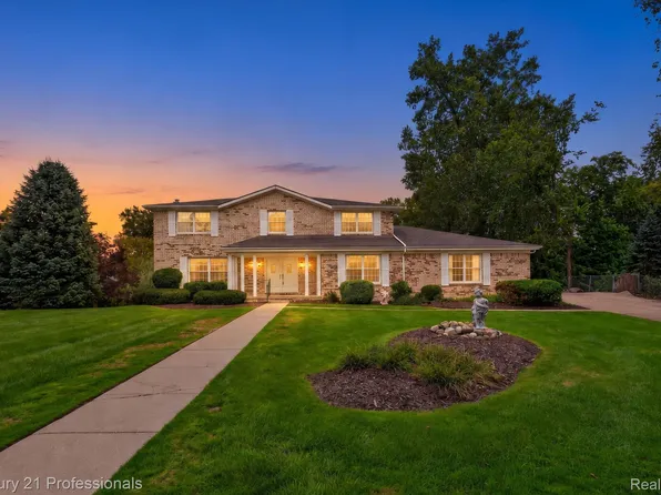 6075 Quaker Ln, Washington, MI 48094