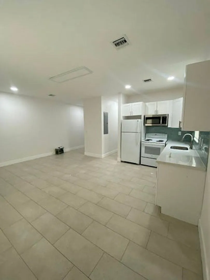 2594 NW 20TH Street B, Fort Lauderdale, FL 33311 — Photo 1