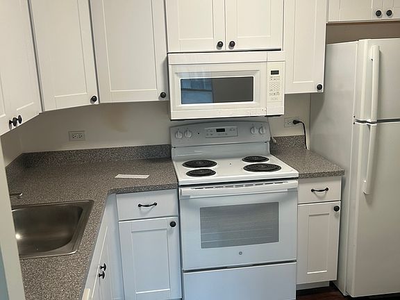 4th image of 1030 N State St APT 14C