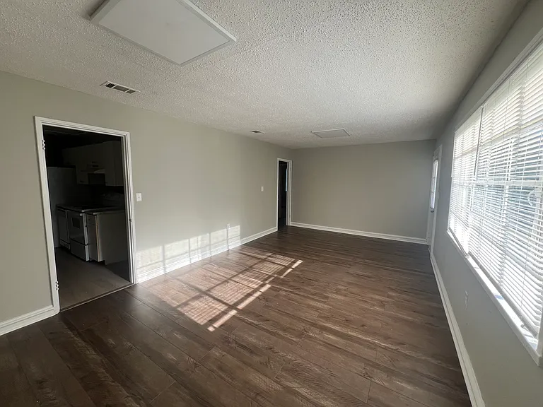 201 Rosewood Dr — Photo 7