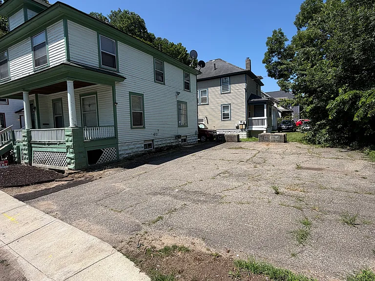416 Bellevue Pl — Photo 22