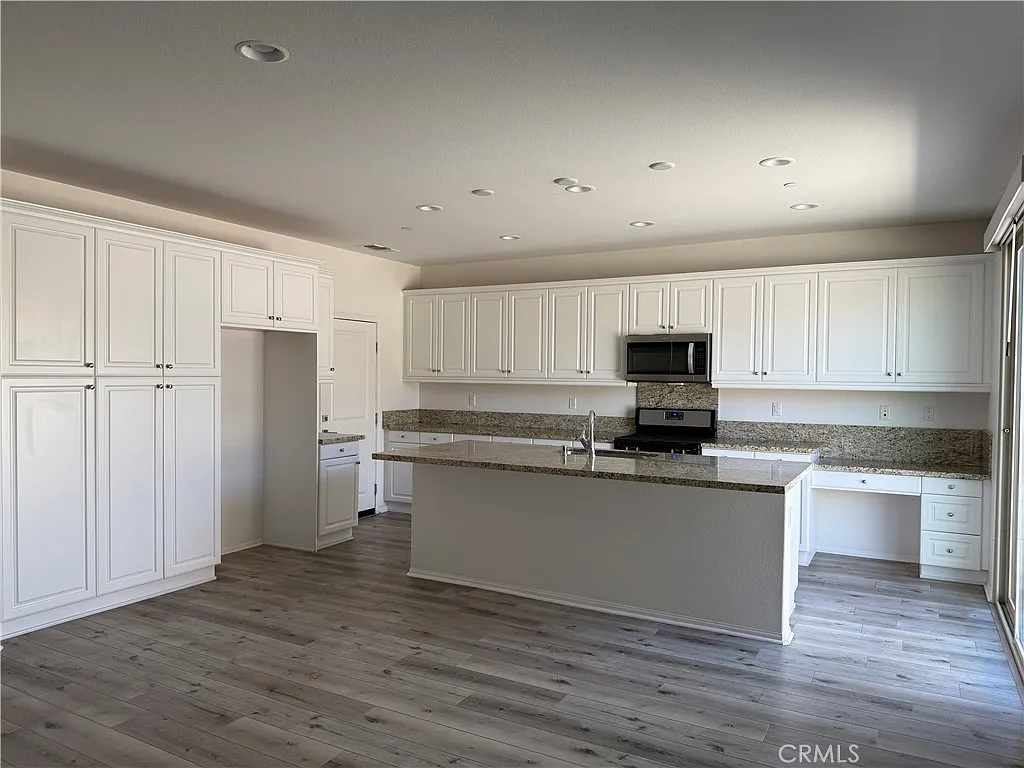 4 bed, 2.5 bath, 2309 sqft, $3,850 — Photo 4