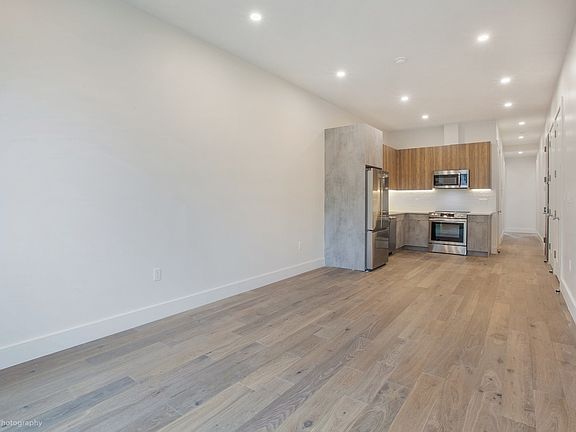 3rd image of 190 Wyckoff Ave APT 2L