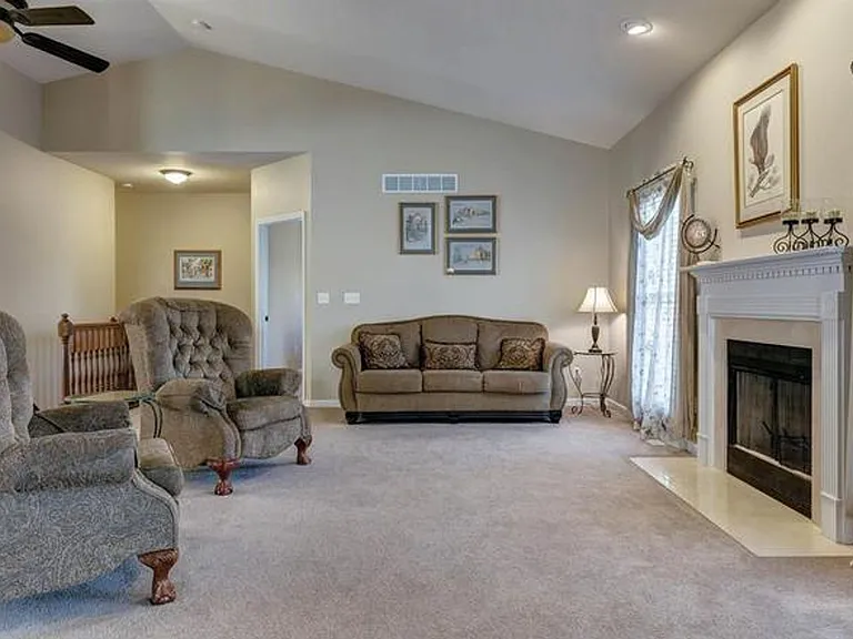 310 Royallsprings Pkwy — Photo 37