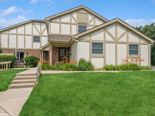 110 Queens Cv, Barrington, IL 60010