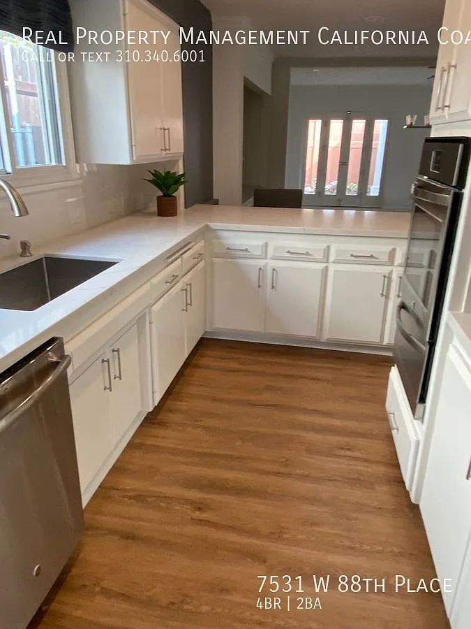 Gorgeous Updated 4BD/2BA Single Level Home — Photo 4
