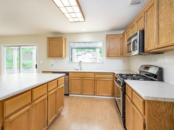 5th image of 2009 Garden Ct