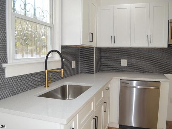 5th image of 932 Chancellor Ave