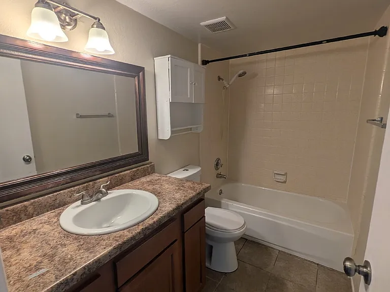 2 bed, 1.0 bath, 798 sqft, $1,200 — Photo 8