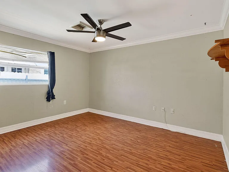 1005 Selkirk St — Photo 17
