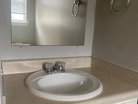 5th image of 601 N Bastrop St