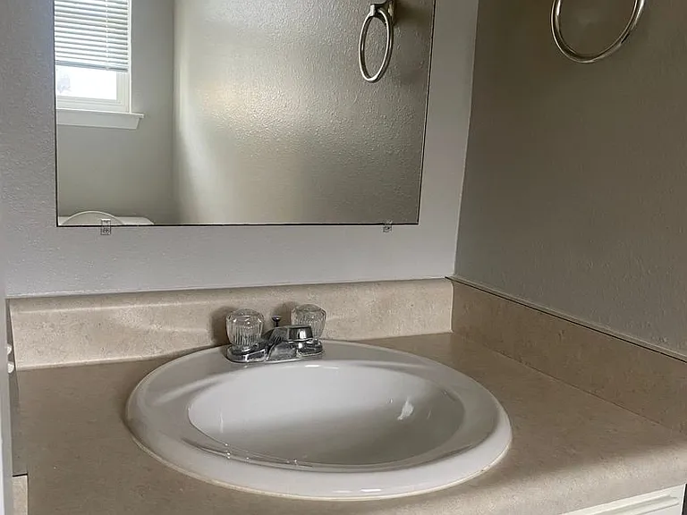 601 N Bastrop St — Photo 5