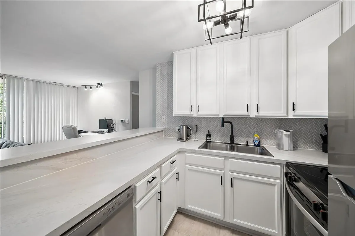 1 bed, 780 sqft, $1,700 — Photo 3