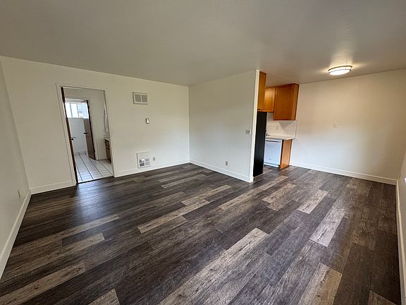 5th image of 2220 Lincoln Ave #F
