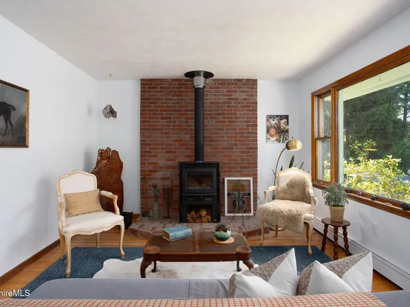 8 Stillwell St, Great Barrington, MA 01230