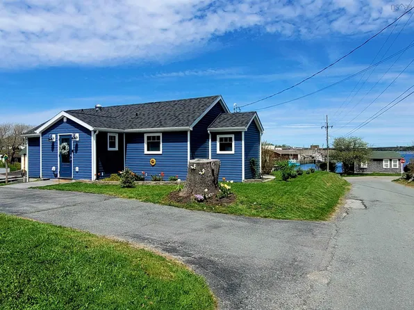 83 South St, Lockeport, NS B0T 1L0