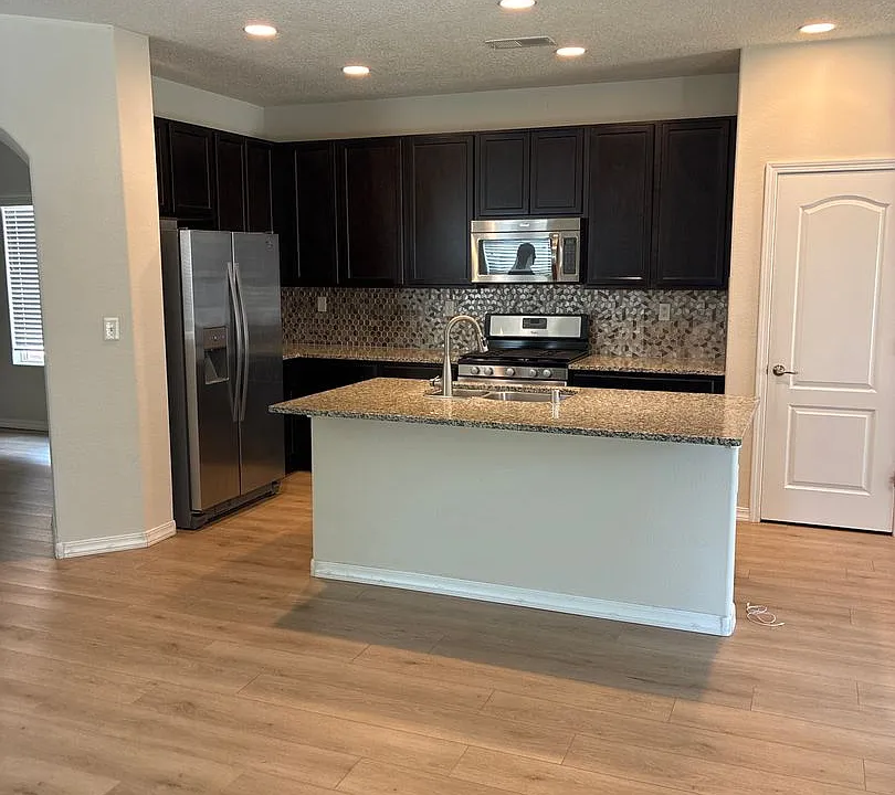 2217 Violeta Cir SE