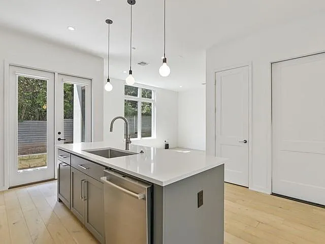 2506 Sutherland St — Photo 4