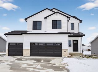 16530 Bentwood Dr, Urbandale, IA 50323