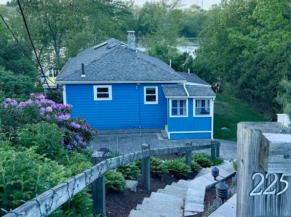 225 Riverside Dr, Dedham, MA 02026