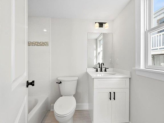 5th image of 227 40th St W #Sea
