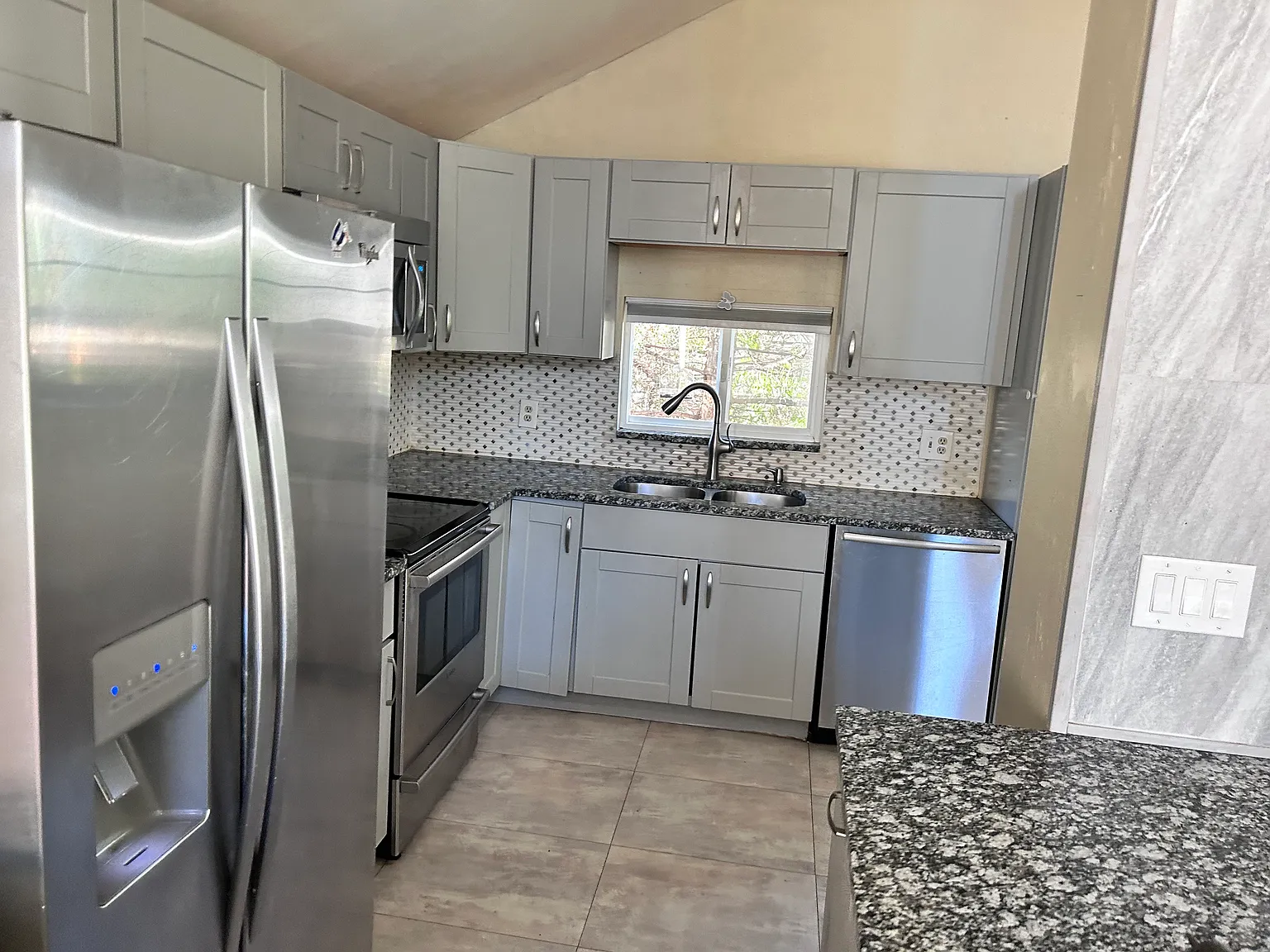 4 bed, 1981 sqft, $2,800 — Photo 2