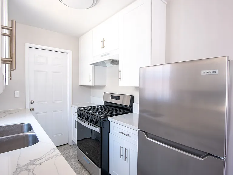 1210-1216 Robinson Ave — Photo 5