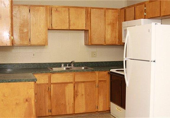 4th image of 801 Greenbriar Dr