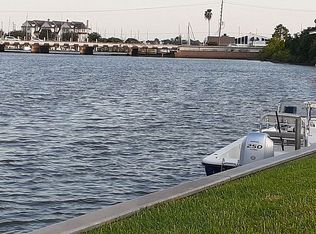1910 Lakeside Dr, Seabrook, TX 77586