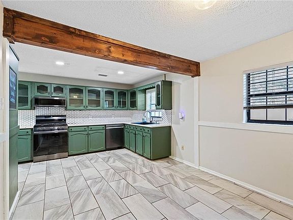 5th image of 301 Azalea Cir W