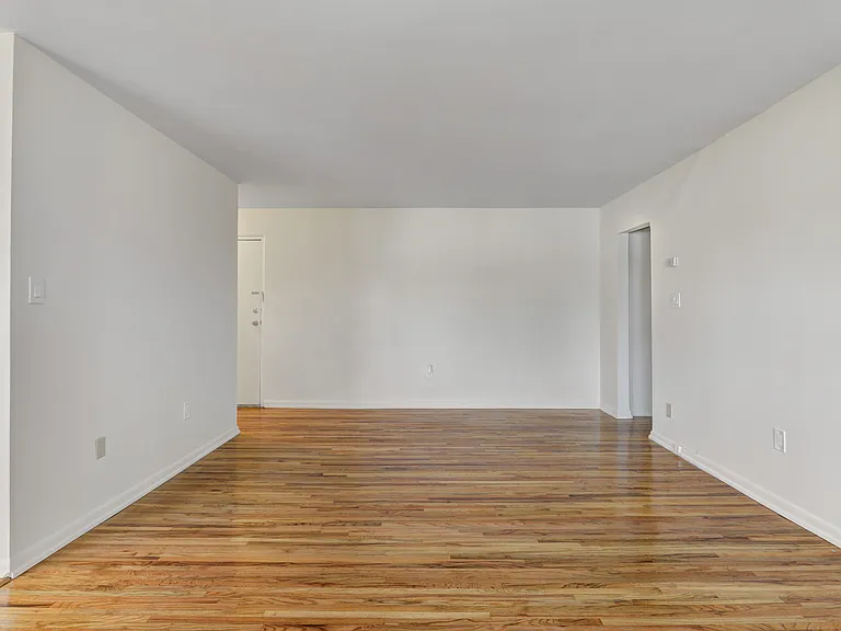 Versailles Apartments — Photo 10
