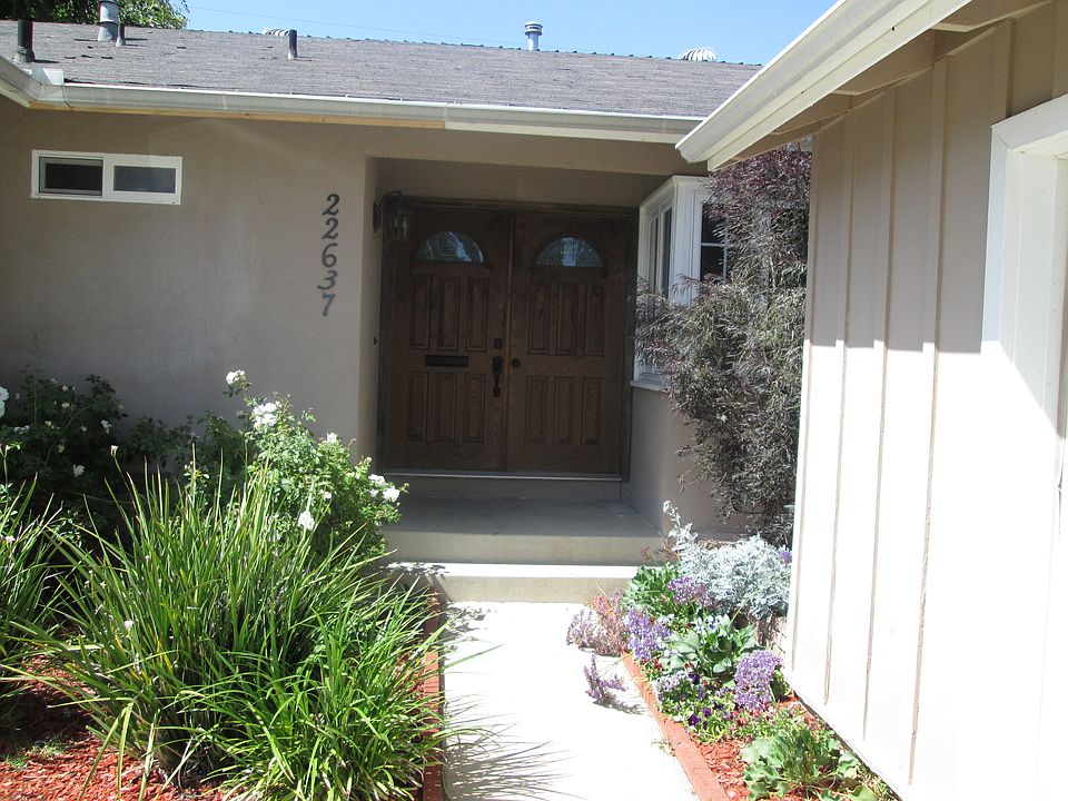 1st image of 22637 Kittridge St