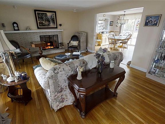 3rd image of 68 Coolspring Dr