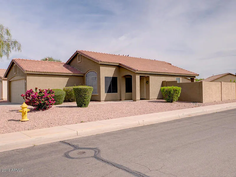 3 bed, 2.0 bath, 1252 sqft, $2,295 — Photo 1