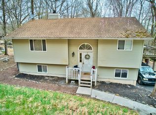 1052 Maple Lake Dr, Bushkill, PA 18324