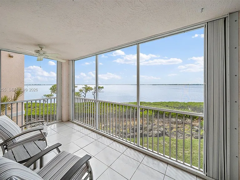 5800 NE Island Cove Way #2207 — Photo 2