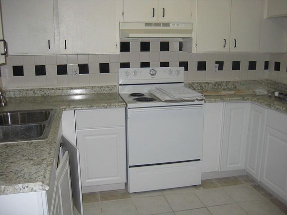 2nd image of 601 SW Jeanne St